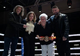 Lola Alcántara, hija de Manuel, con el cinturón de campeón nacional en homenaje a su memoria.