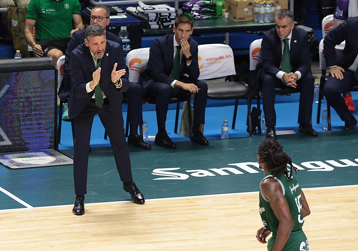 Ibon Navarro instruye a Perry.