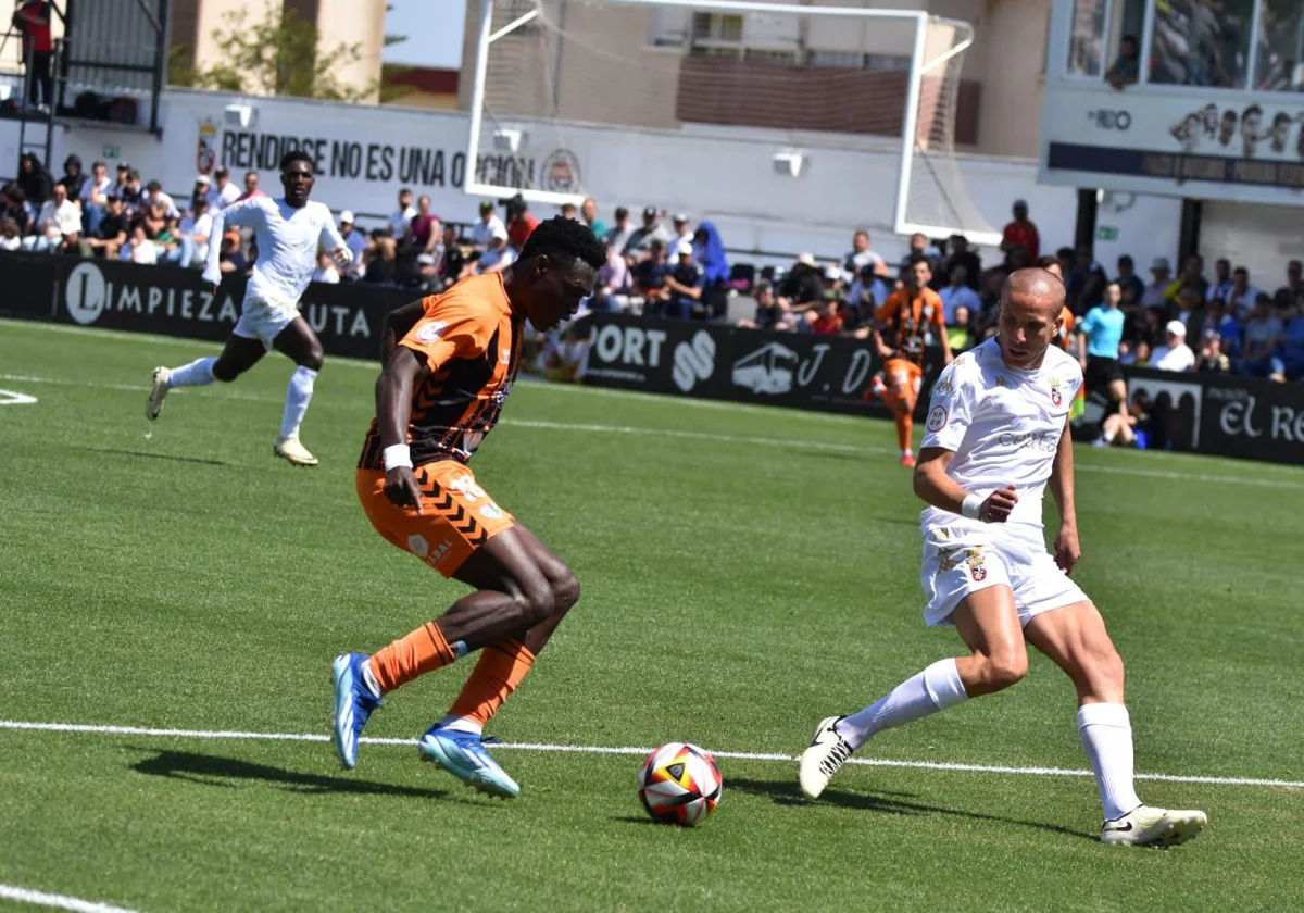 Destiny intenta hacerse con el balón durante el partido de este domingo en Ceuta.