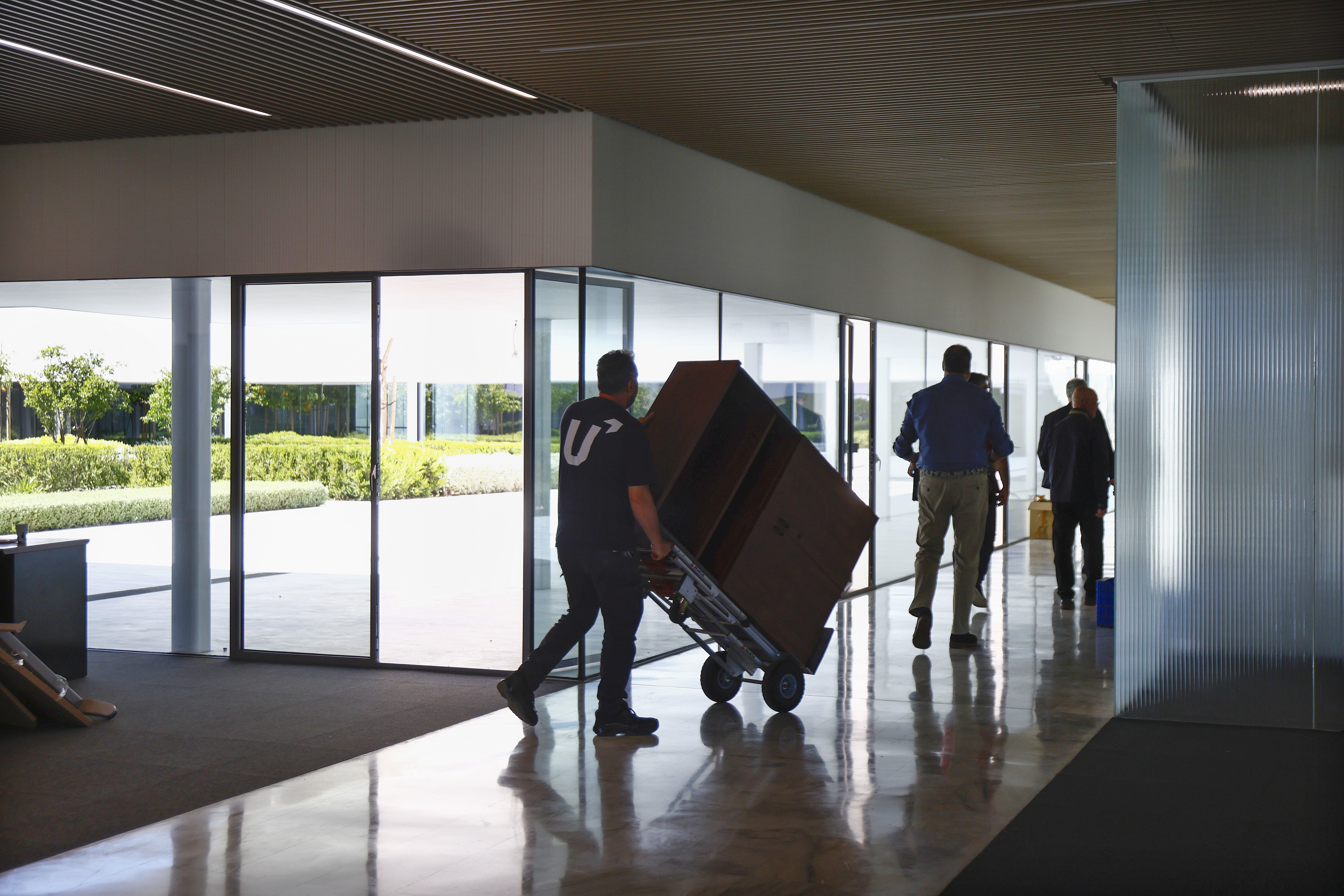 La Universidad ha recibido la donación de mobiliario por parte de un empresario malagueño, antiguo trabajador de la UMA. Y contaba también con algunas existencias en su parque mobiliario.