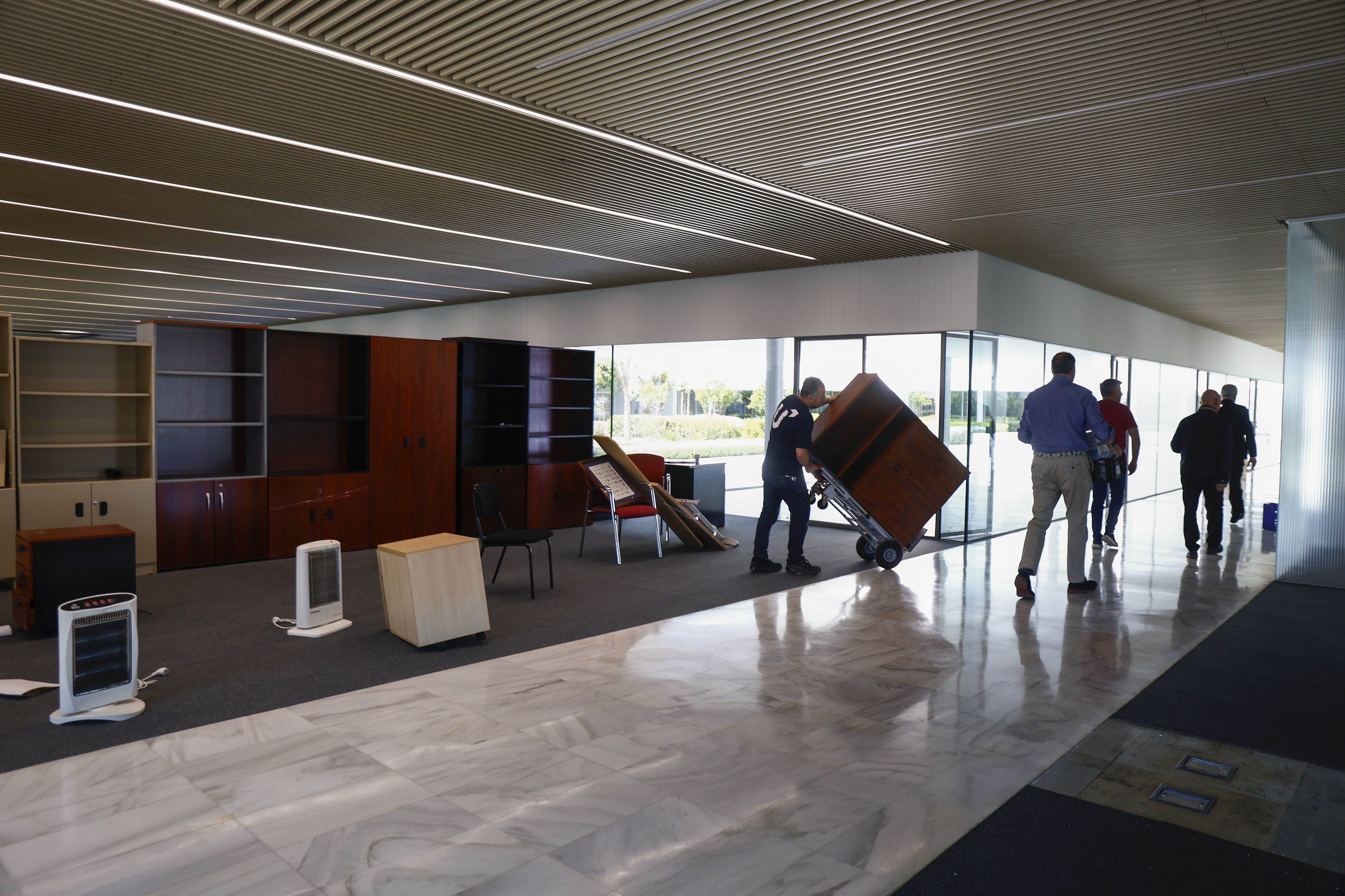 Desde hace unas semanas las amplias salas del edificio están siendo ocupadas por los trabajadores, en un operativo que durará varios meses. Para el verano, señala el vicerrector de Infraestructuras y Sostenibilidad (que está coordinando todo este operativo), Salvador Merino, se espera que el 'corazón' de la UMA esté instalado definitivamente en este edificio.