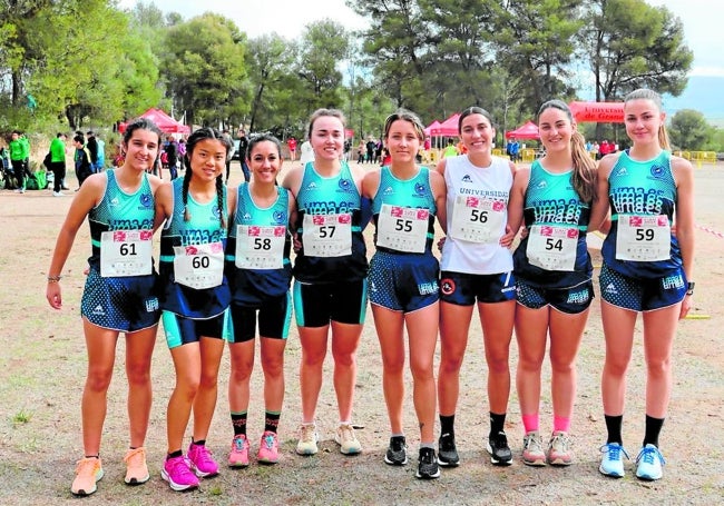 El equipo de atletas de la UMA durante el campeonato