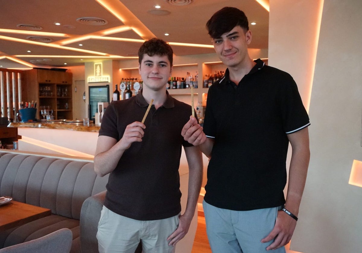 Iván y y José, los dos fundadores de Plash, sosteniendo unos palitos para remover el café comestibles.