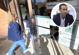 En la imagen grande, un cartel de que solo se atiende con cita previa; en el círculo, Germán Girela, presidente de CSIF en Andalucía.