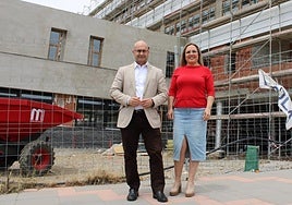 Martín y Olmedo delante de las obras del futuro instituto.