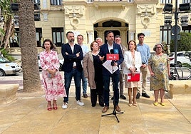 Dani Pérez, y sus concejales, a las puertas del Ayuntamiento.