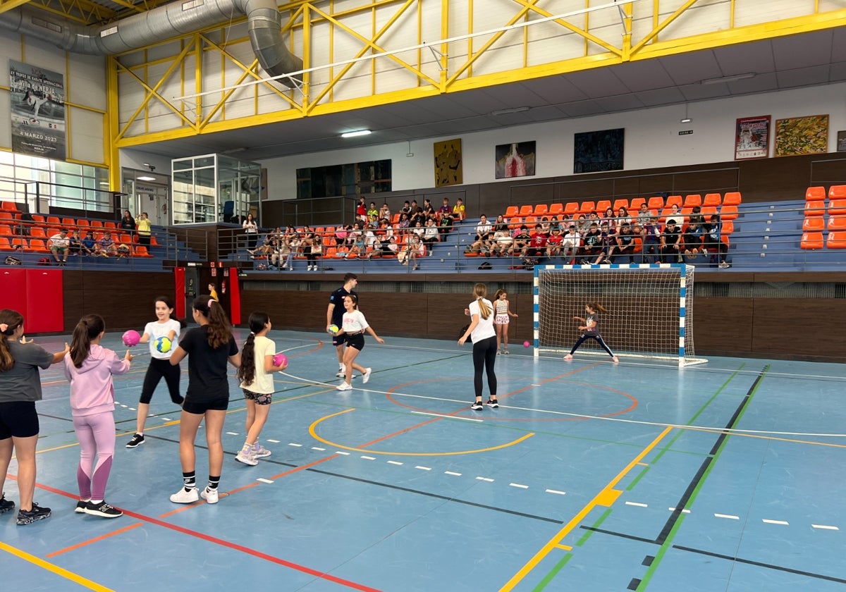 Un momento del desarrollo de esta jornada formativa de balonmano en Nerja.