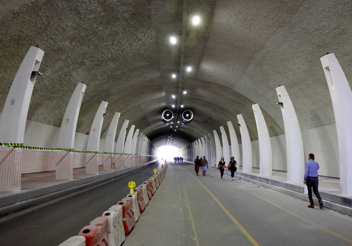 Vista del interior del túnel de la Alcazaba este mismo martes.