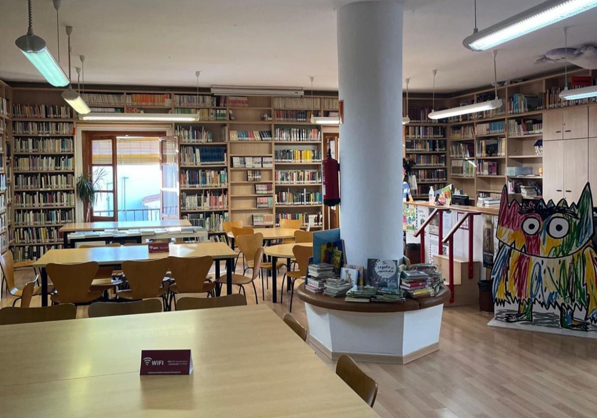 Vista del interior de la biblioteca de Benalmádena Pueblo.