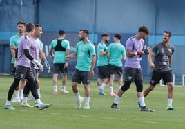 Los jugadores del Málaga, durante el entrenamiento del lunes.