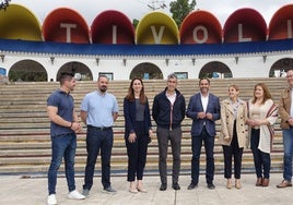 Pérez y Navas, en el centro, junto a otros miembros del PSOE de Benalmádena y ante las puertas de Tivoli.