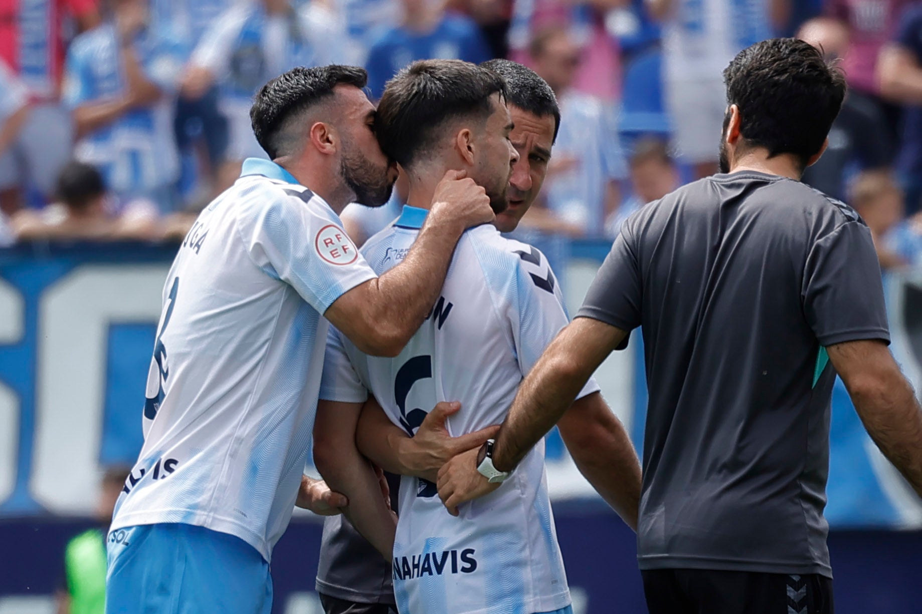 Carlos Puga intenta consolar a Ramón con un beso cuando se retiraba del campo en el partido contra el Mérida en La Rosaleda.