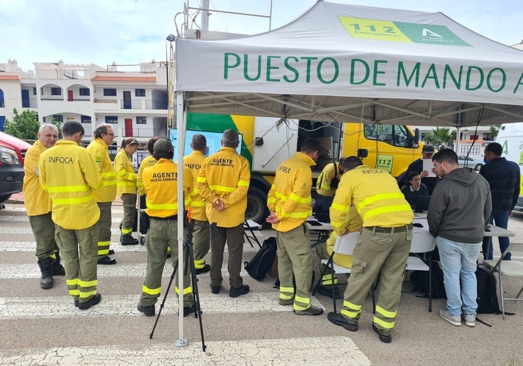 Personal del Infoca y agentes de Medio Ambiente en el puesto de mando instalado en la urbanización Santangelo Norte de Benalmádena.