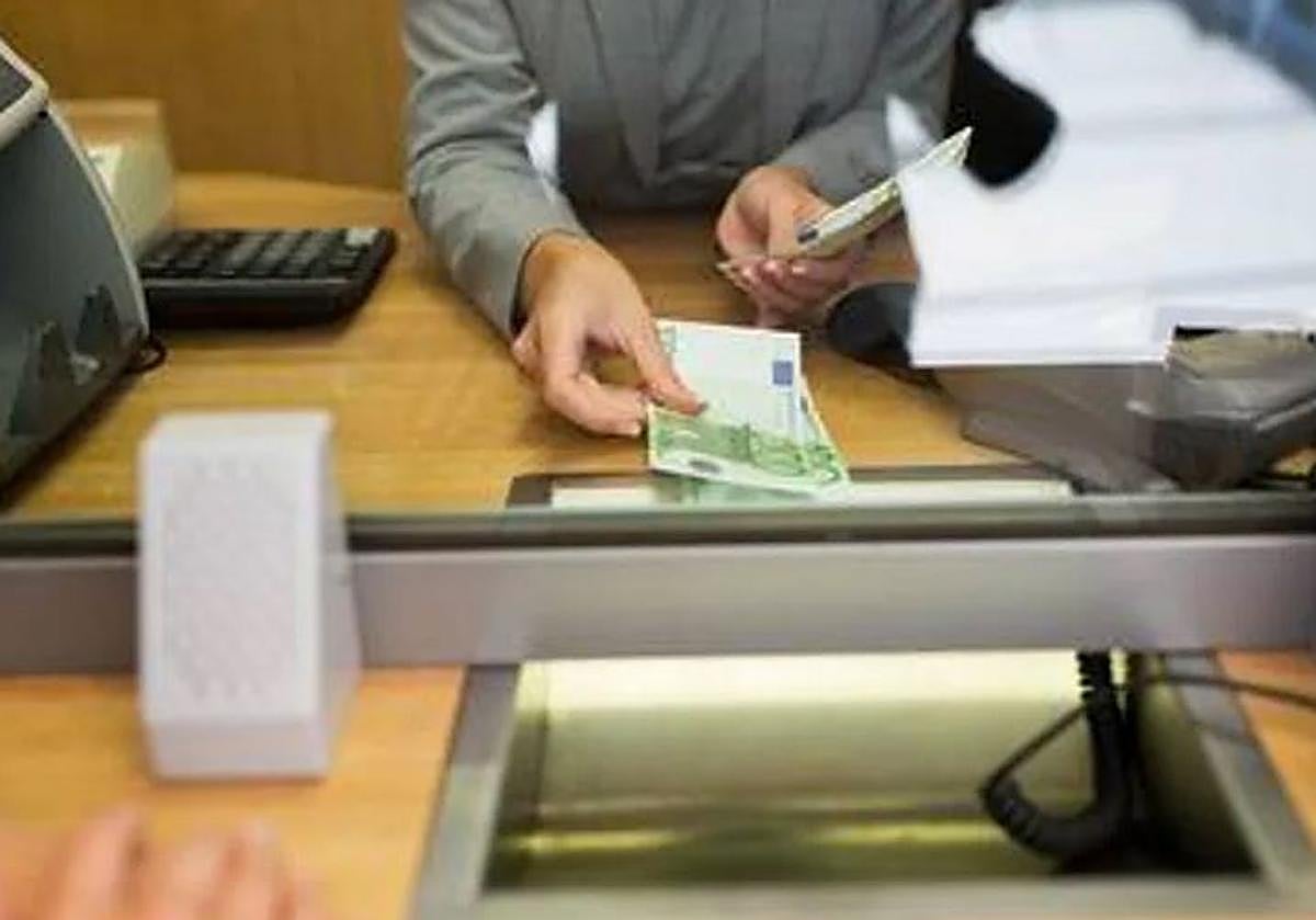 Estos son los clientes que no tienen que pagar comisión a su banco por sacar dinero en ventanilla