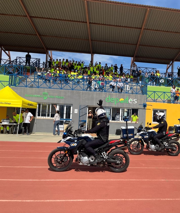 Imagen secundaria 2 - Tres imágenes de las exhibiciones de la Policía Nacional, este miércoles en Vélez-Málaga.