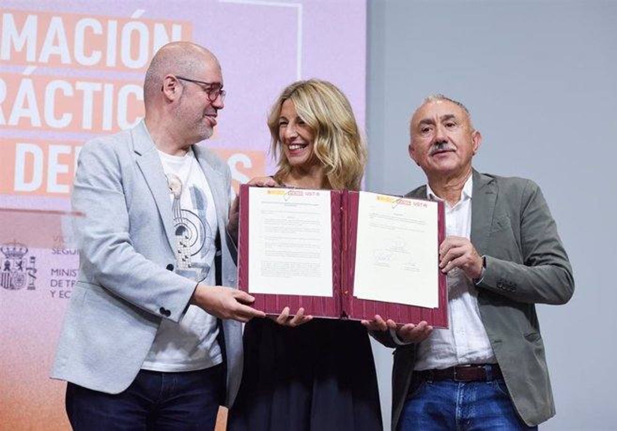 Yolanda Díaz, en una foto de archivo junto a los secretarios generales de UGT, Pepe Álvarez, y CCOO, Unai Sordo.