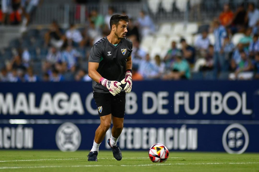 'Caco' de la Torre, en un calentamiento de los porteros antes de un partido en La Rosaleda.