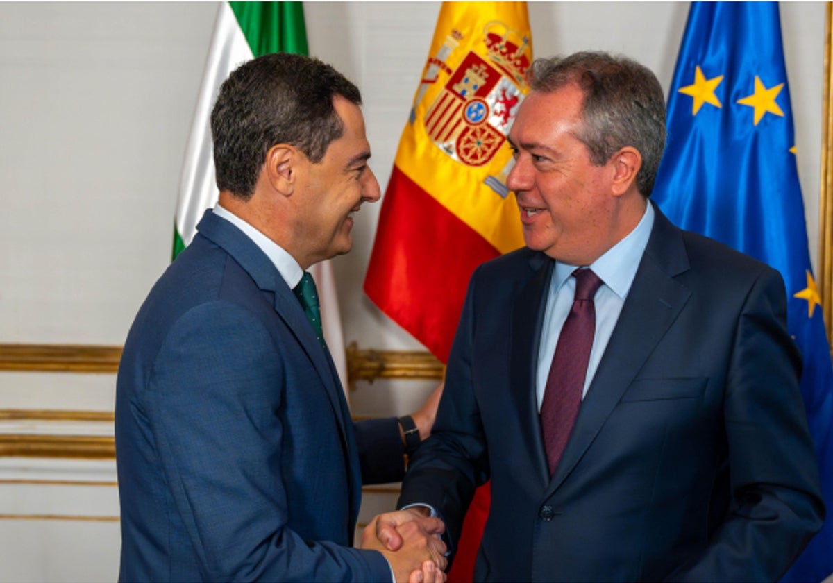 Juan Espadas y Moreno se saludan en uno de sus encuentros.