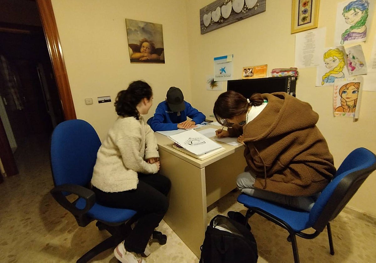 Una de las clases de refuerzo educativo a menores, parte de ellos de las casa de acogida.