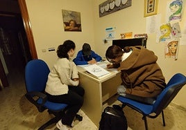 Una de las clases de refuerzo educativo a menores, parte de ellos de las casa de acogida.