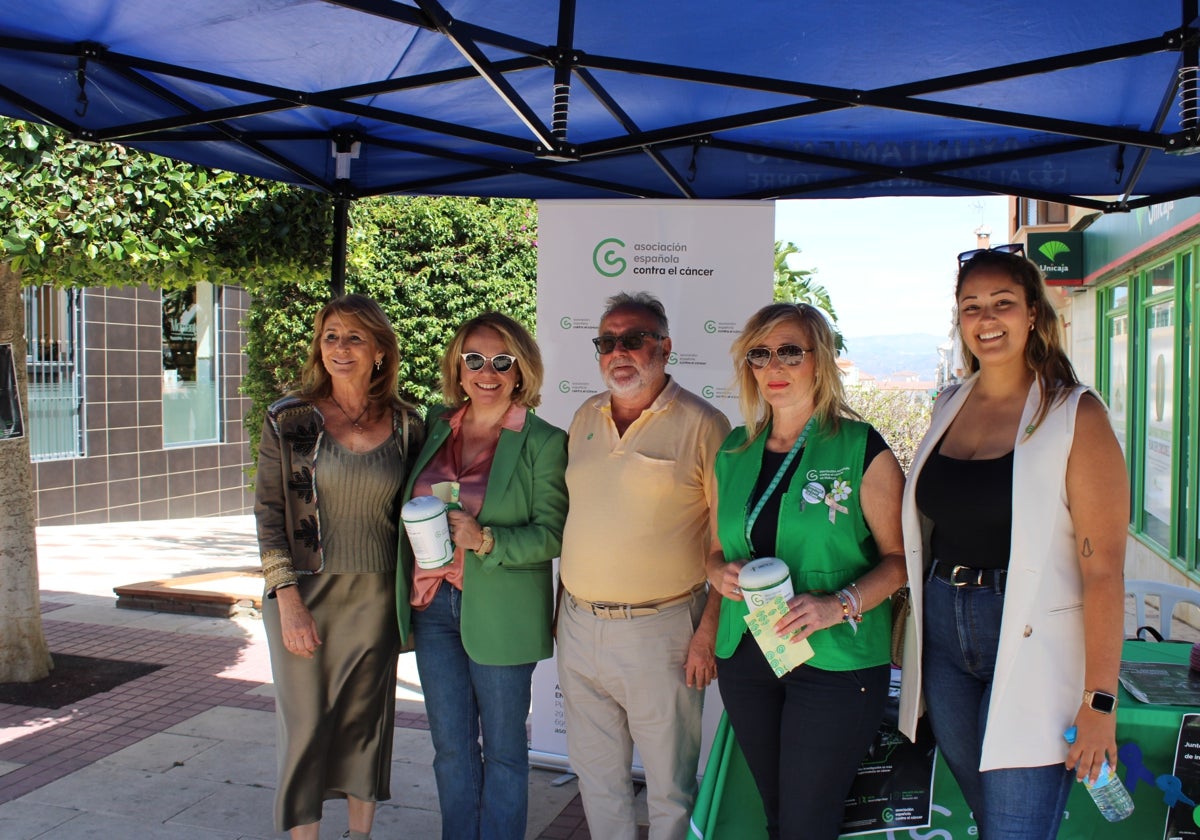 Responsables y voluntarias de la Asociación Española contra el Cáncer con el alcalde y la concejala de Bienestar Social.