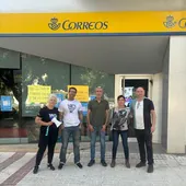 Los trabajadores de la sucursal de Correos, Carmen y José Carlos, a la derecha de la imagen, y sus apoyos del Sindicato Independiente de Correos (SIPCTE).