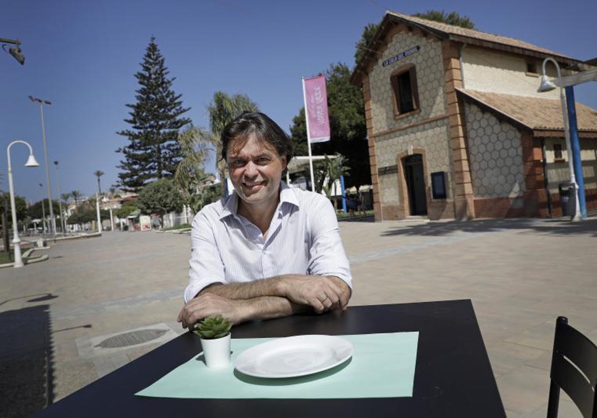 Francisco Oliva, en La Cala del Moral, donde regresa todos los veranos a pasar unos días de vacaciones.