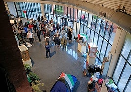 Vestíbulo de la Biblioteca General de la UMA, en la noche del jueves, primer día de acampada nocturna.