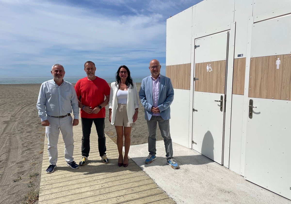 Acto de presentación de los nuevos módulos de aseos en las playas occidentales de Vélez-Málaga.