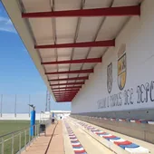 La nueva cubierta en el campo de fútbol municipal de Villanueva de la Concepción.