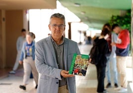 El profesor Antonio Manuel Ávila muestra un ejemplar en un descanso de clase en la Facultad de Filosofía y Letras de Málaga.