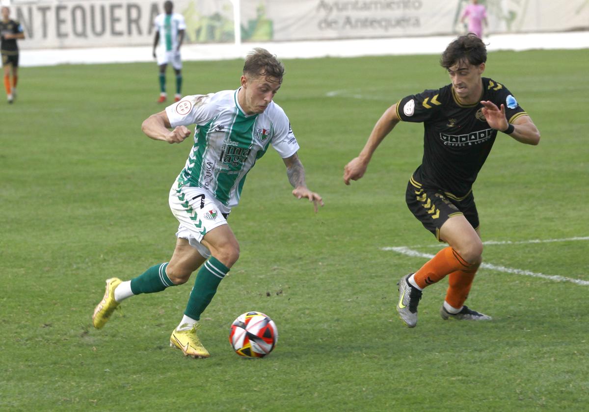 Loren Burón, en un partido de la primera vuelta con el Antequera, antes de irse al Murcia, rival este domingo.