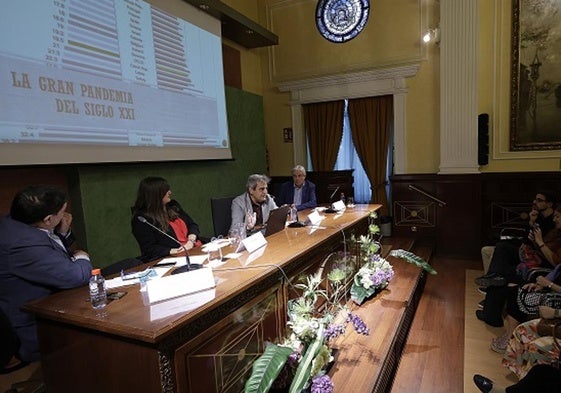 El endocrino Francisco Tinahones protagoniza un nuevo encuentro de 'Salud es más', en el salón de actos de Unicaja Banco.