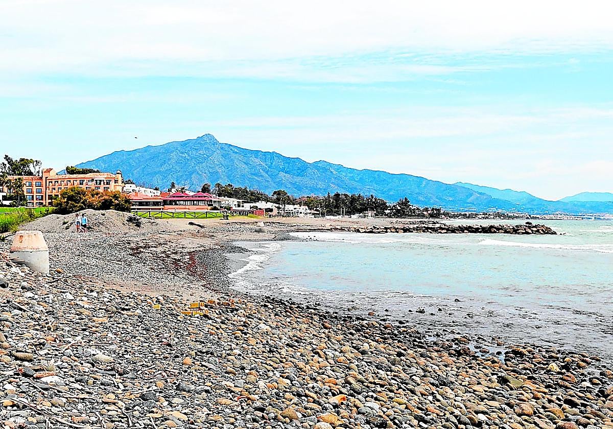 Playa, si se puede utilizar este término, de Guadalmina.