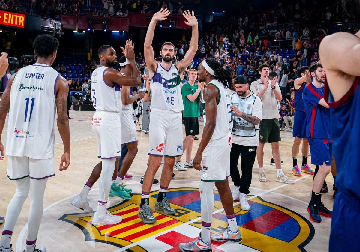 Los jugadores del Unicaja celebra su triunfo en el Palau Blaugrana el viernes.