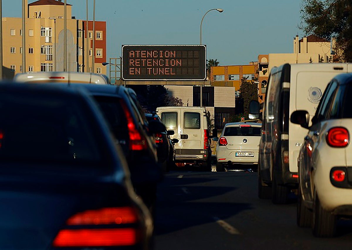 Imagen secundaria 1 - Atascos en diversos puntos de la provincia frecuentados por trabajadores que se trasladan a la capital. 