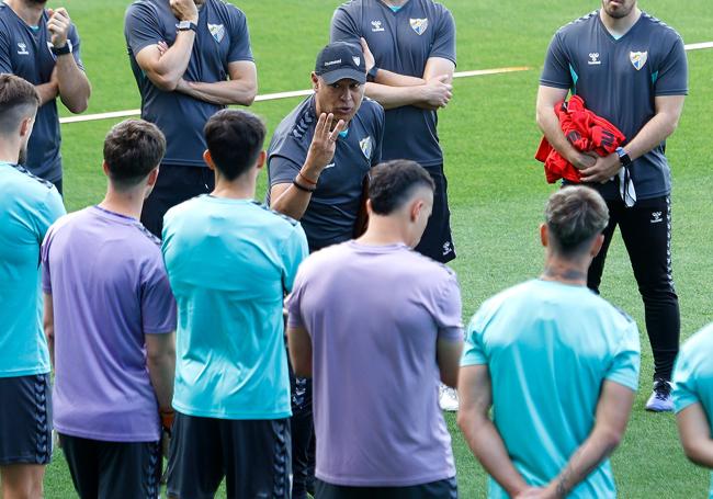 Pellicer se dirige a los jugadores. en un entrenamiento de esta semana