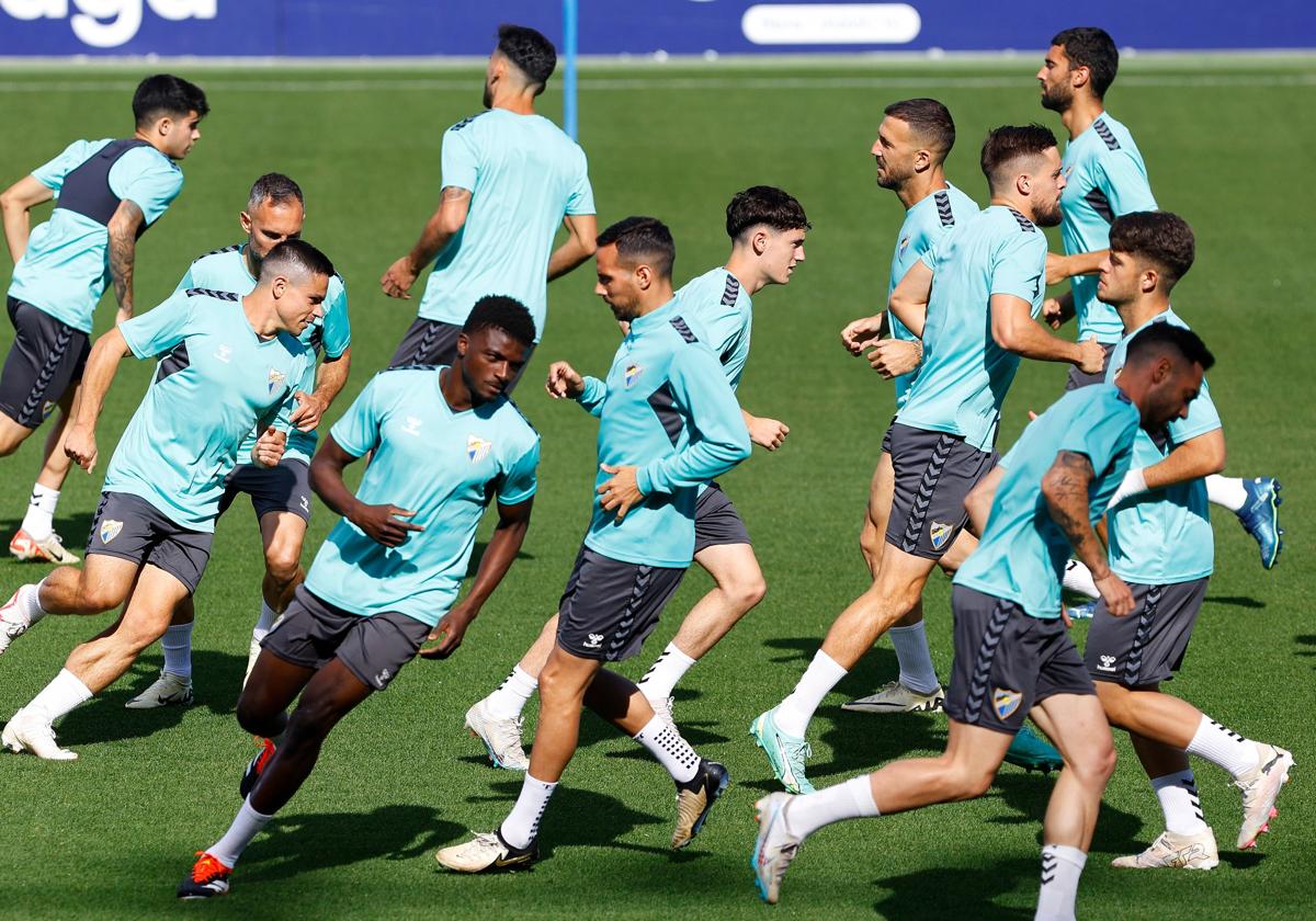 Jugadores del Málaga se ejercitan en un entrenamiento de esta semana en el campo principal del estadio de La Rosaleda.