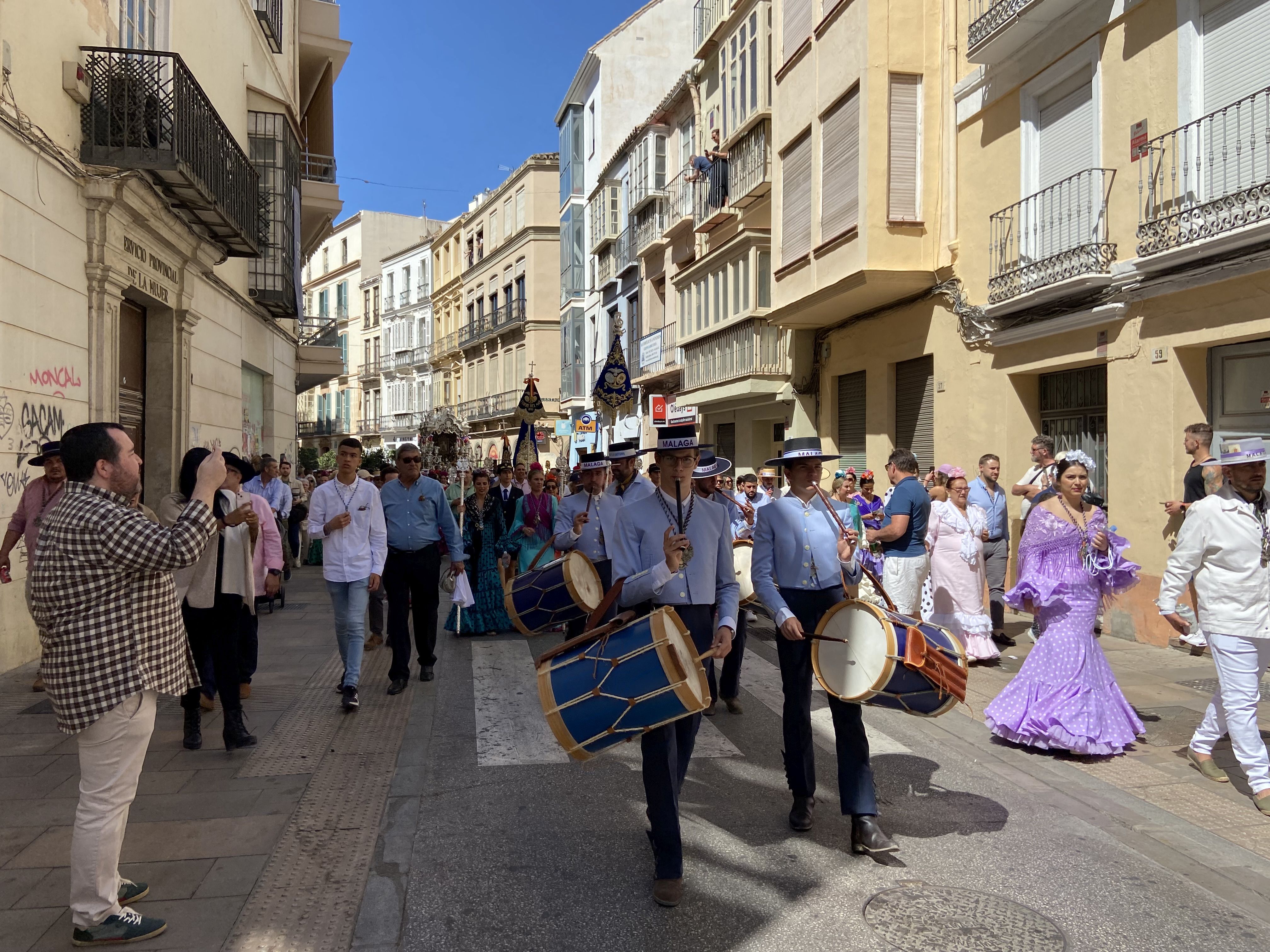 La salida de la Real Hermandad de Málaga hacia El Rocío, en imágenes