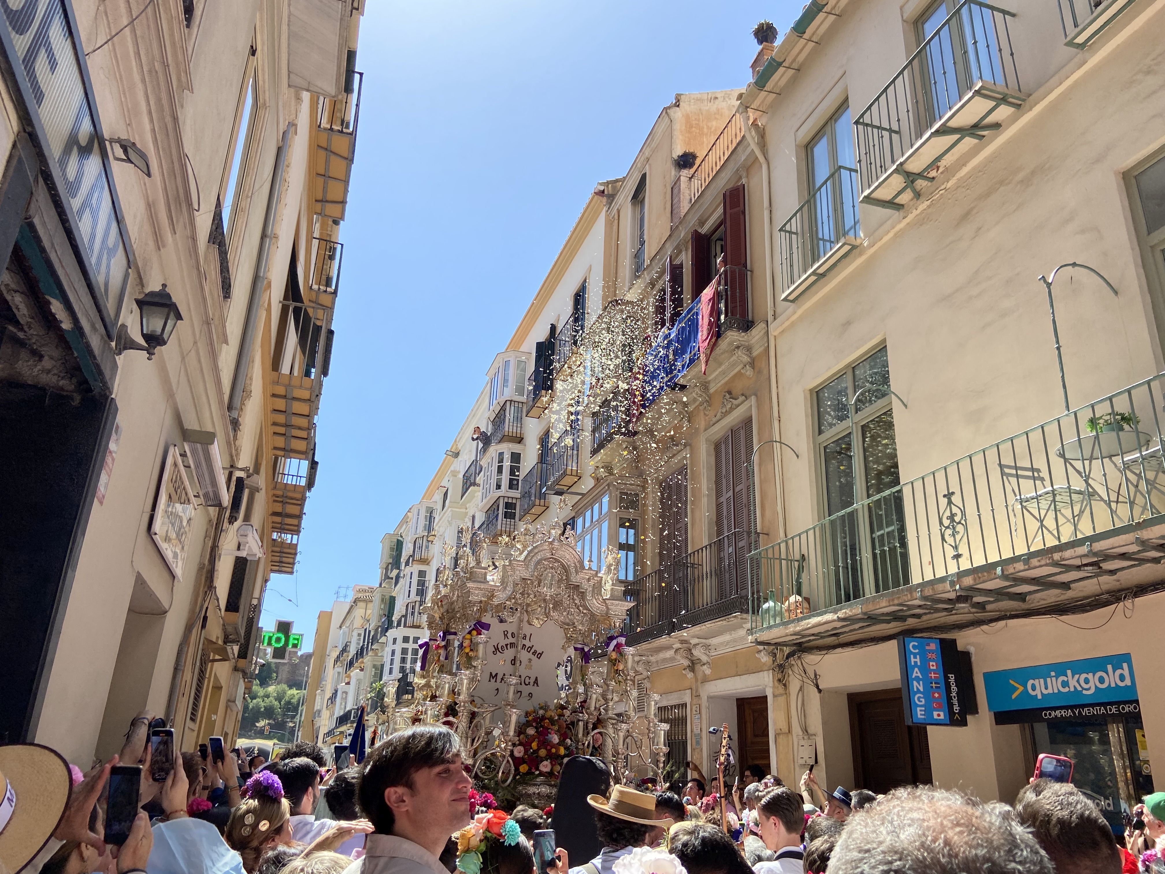 La salida de la Real Hermandad de Málaga hacia El Rocío, en imágenes