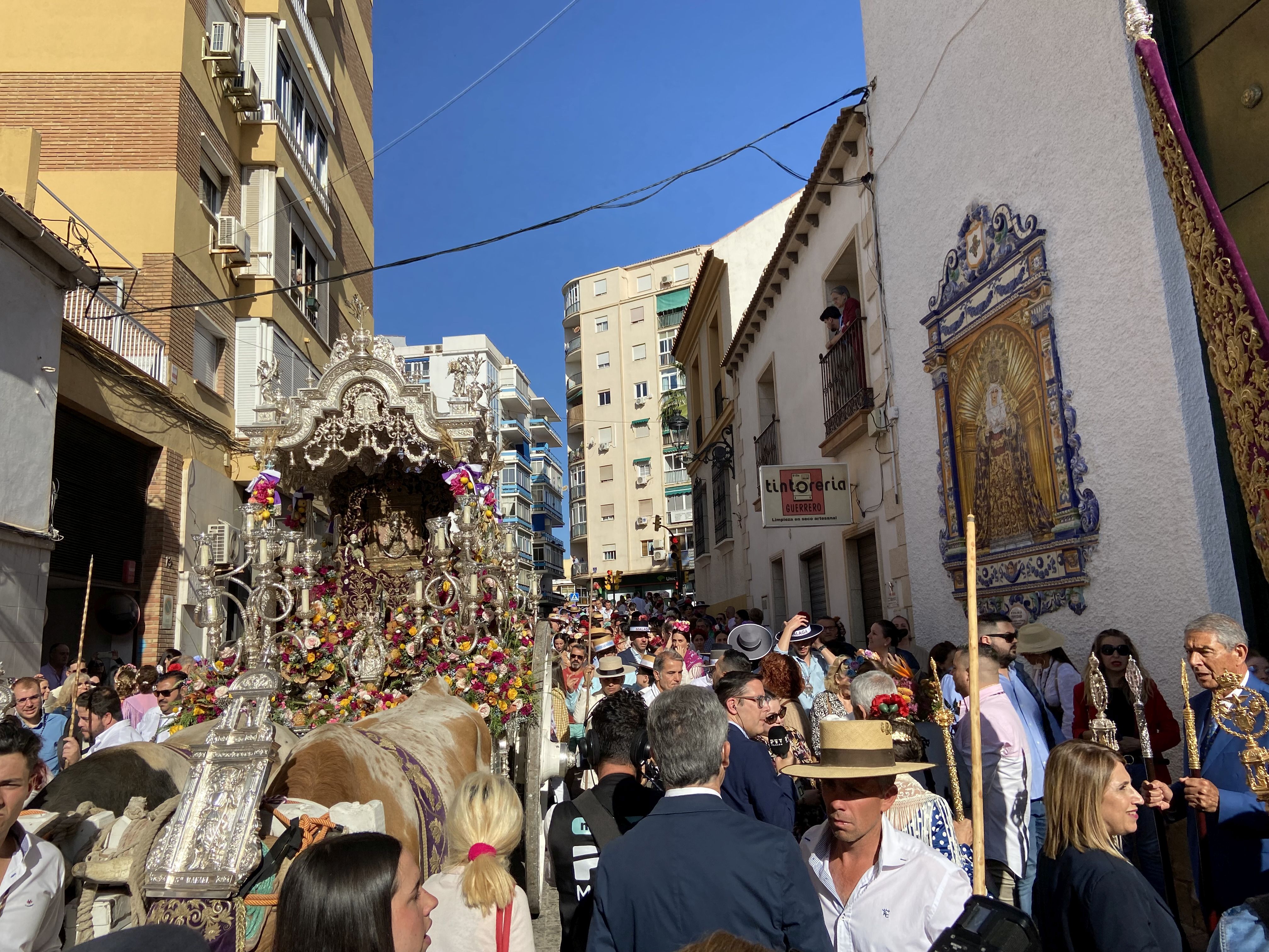 La salida de la Real Hermandad de Málaga hacia El Rocío, en imágenes