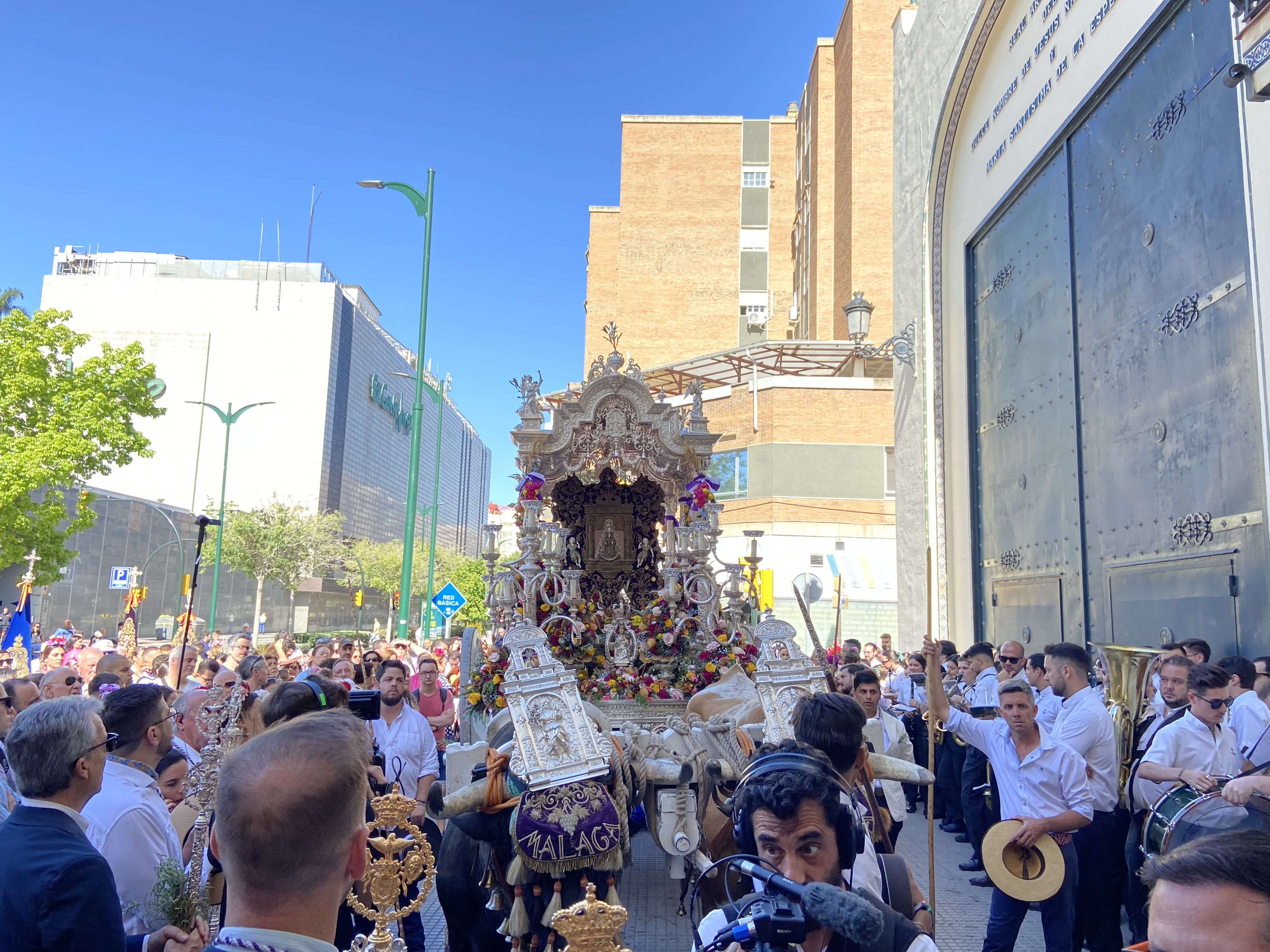 La salida de la Real Hermandad de Málaga hacia El Rocío, en imágenes