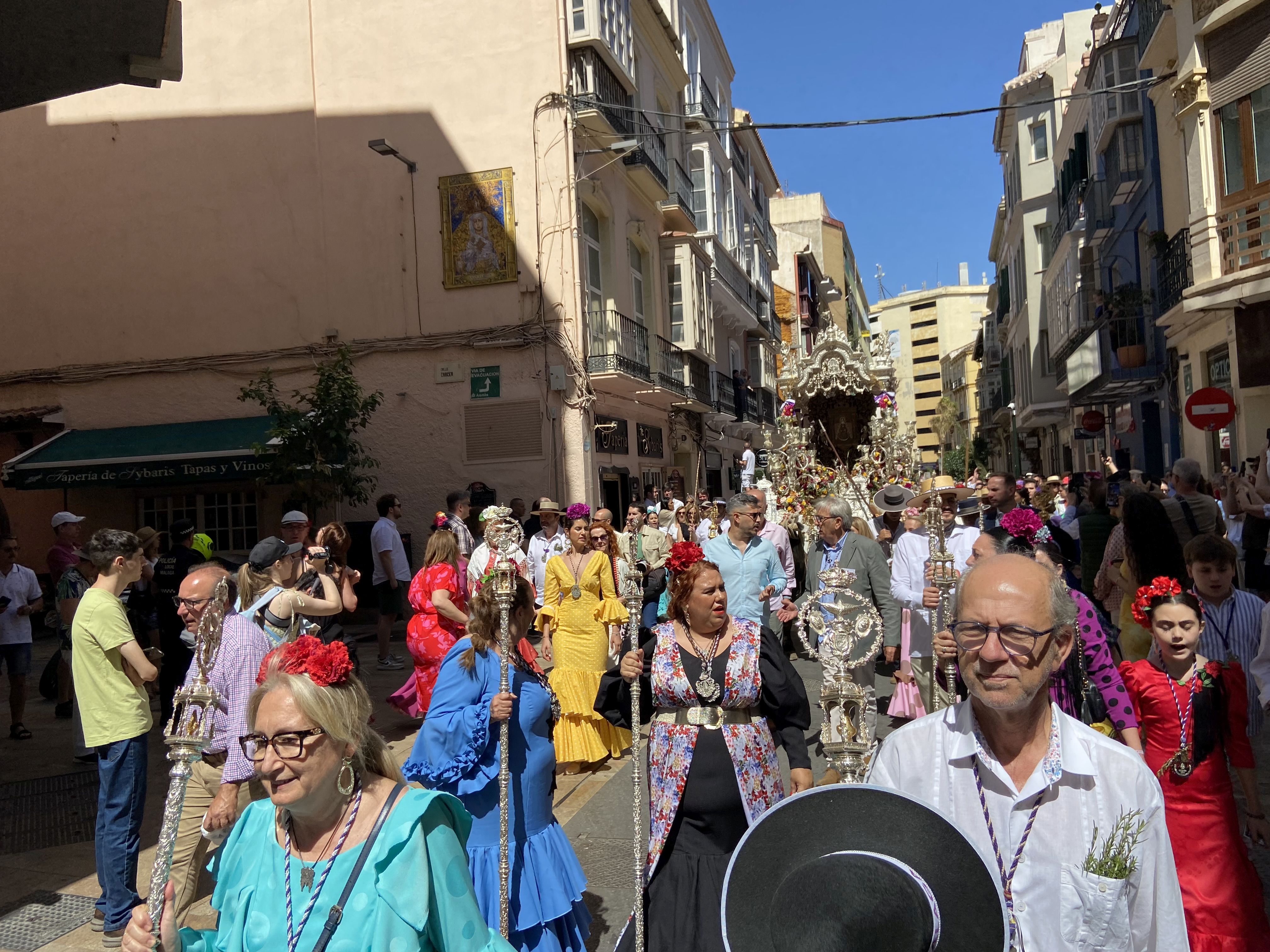 La salida de la Real Hermandad de Málaga hacia El Rocío, en imágenes