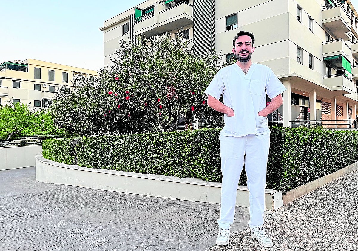 Antonio José González hace prácticas en el hospital de Antequera.