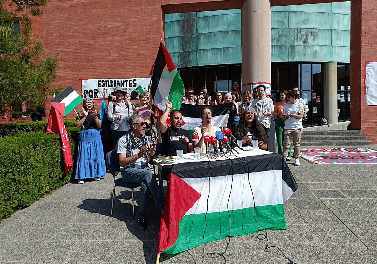 Los acampados en la Biblioteca General han dado a conocer sus próximas acciones en una rueda de prensa esta mañana.
