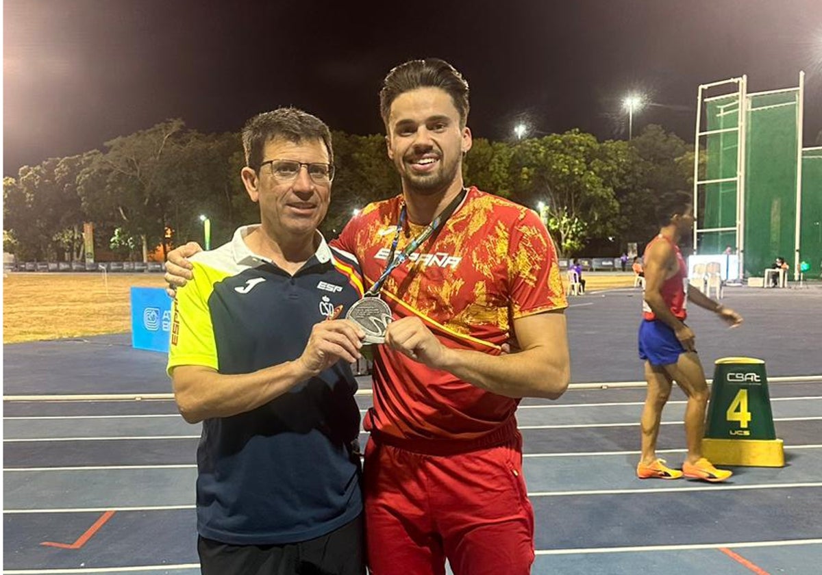 Isidro Leyva, con su entrenador Antonio Orta.