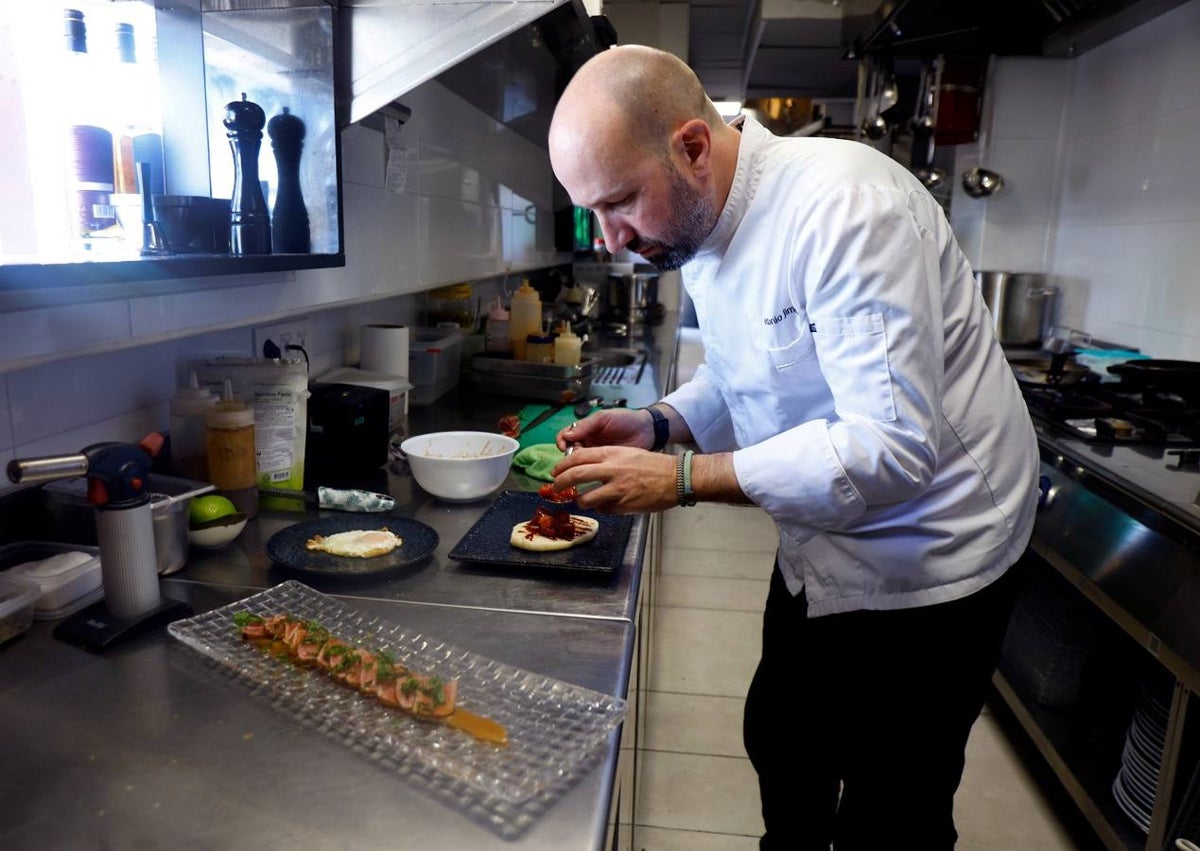 Imagen secundaria 1 - Arriba, ceviche de dorada, mejillones en escabeche y salmonete con ají amarillo y aguachile. Abajo, Antonio JIménez prepara el tataki de atún y el mollete de ventresca.