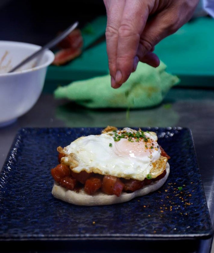 Imagen secundaria 2 - Arriba, ceviche de dorada, mejillones en escabeche y salmonete con ají amarillo y aguachile. Abajo, Antonio JIménez prepara el tataki de atún y el mollete de ventresca.