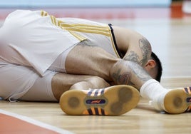 El alero Gaby Deck (Real Madrid), tendido en la pista en Valencia la pasada semana, al caer lesionado en una rodilla.