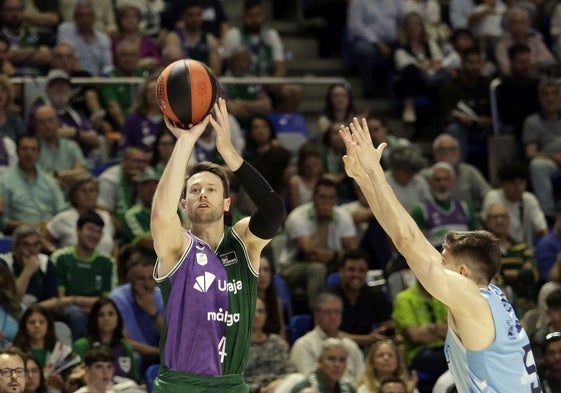 Kalinoski ejecuta un triple en el duelo ante el Palencia.